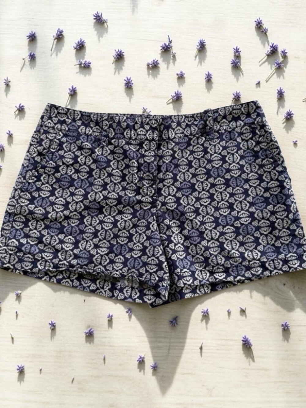 LOFT Ann Taylor Blue White Patterned Chino Shorts Size 10 Mid Rise Stretch